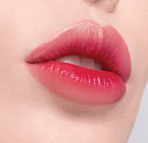 Son môi màu hồng đào vô cùng thích hợp dành cho các nàng công sở 